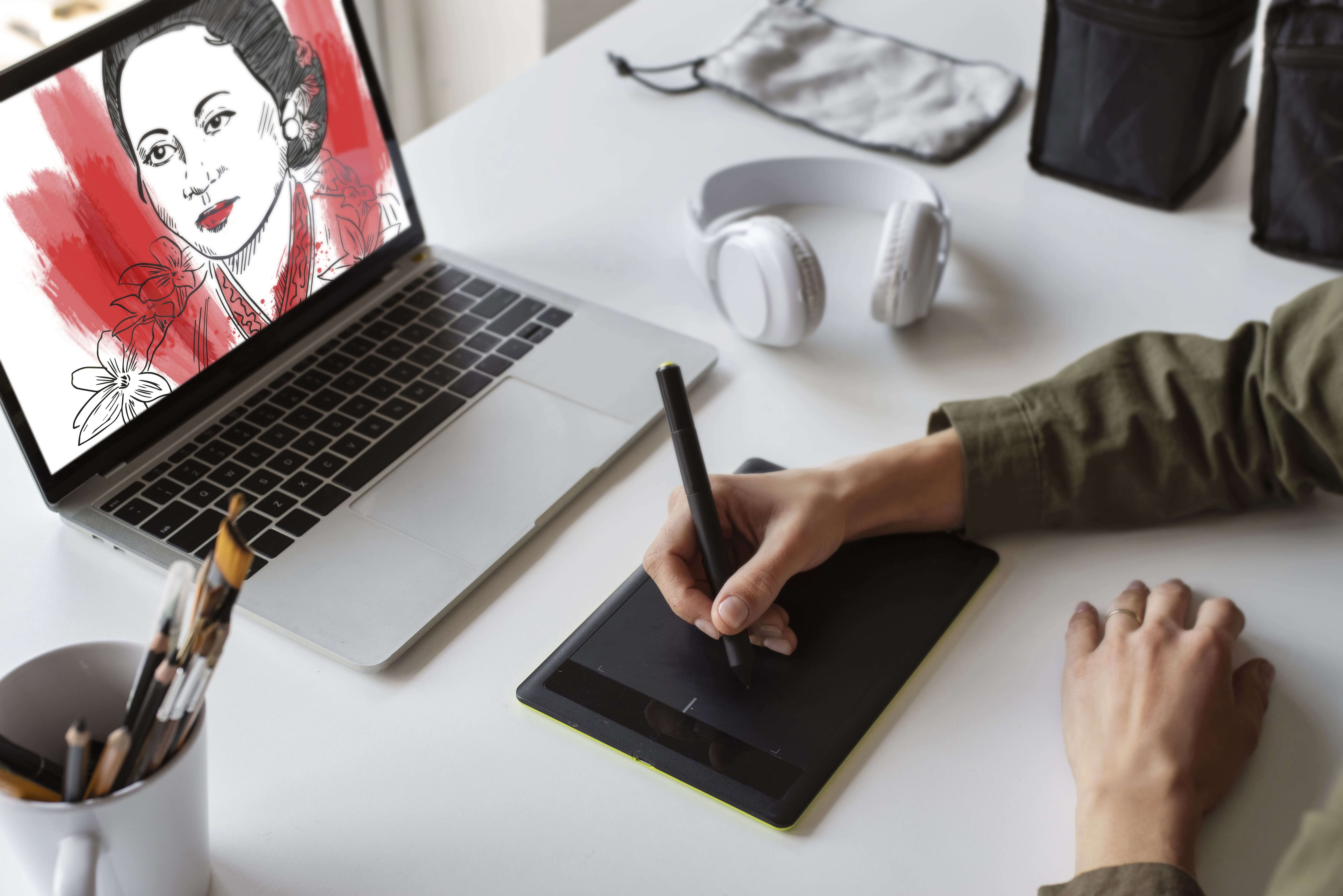Diseñador trabajando en proyectos digitales